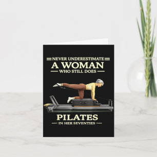 Underskattar inte en kvinna som gör pilates på 70- kort