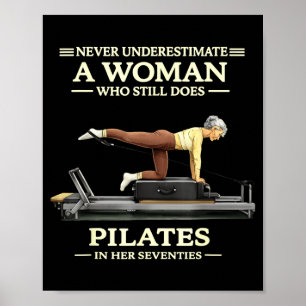 Underskattar inte en kvinna som gör pilates på 70- poster