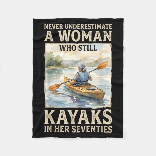 Underskattar inte kvinna som paddlar kajak på sjut fleecefilt (Framsidan)