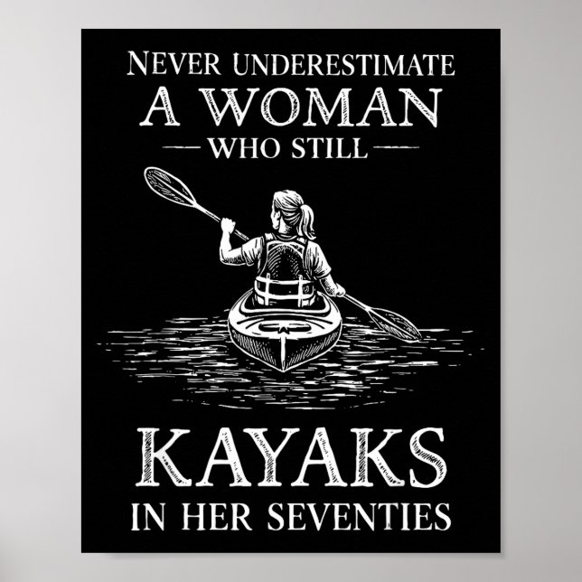 Underskattar inte kvinna som paddlar kajak på sjut poster (Framsidan)