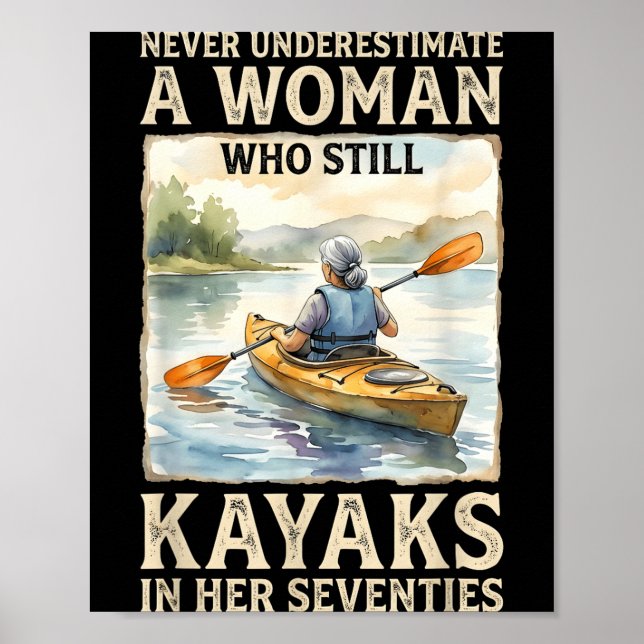 Underskattar inte kvinna som paddlar kajak på sjut poster (Framsidan)