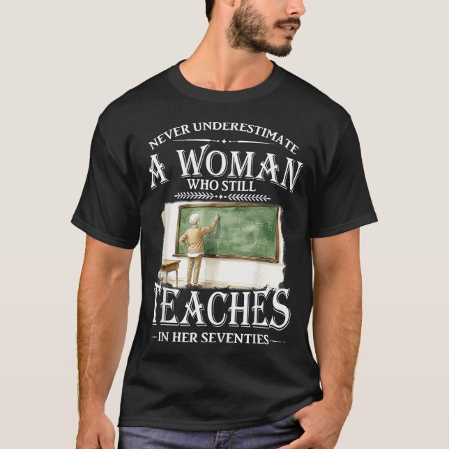 Underskattar inte kvinna som undervisar i sjuttioå t shirt (Framsida)