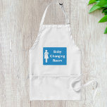 Underskrift om bytesrum för baby med förälder och  förkläde<br><div class="desc">Behålla dina kläder rena och din föräldraanda synlig med den här plattan "Baby Changing Room". Med en djärv blå utformning och en tydlig förälder- och baby-symbol är denna plattform perfekt för att laga mat, arbeta eller arbeta i barnomsorgsmiljöer. Perfekt för föräldrar, dagvårdspersonal eller någon som har lite humor i sitt...</div>