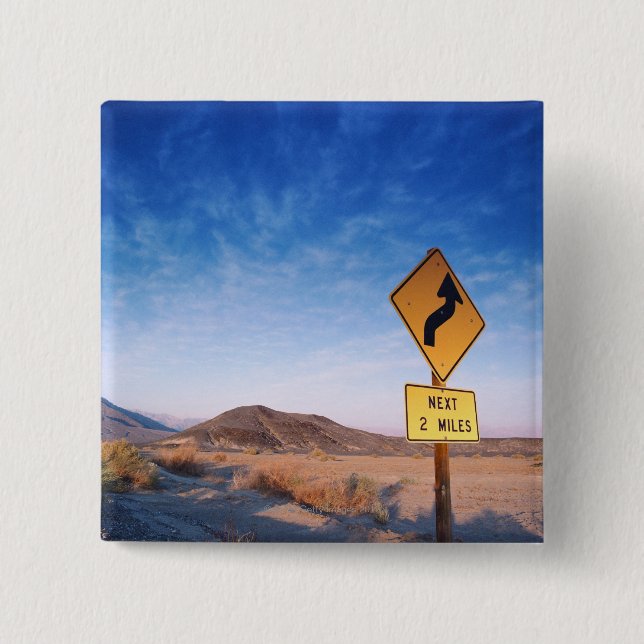 Underteckna på den Death Valley vägen i solnedgång Knapp (Framsida)
