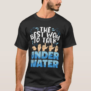 Underteckna språk det bästa sättet att prata under t shirt