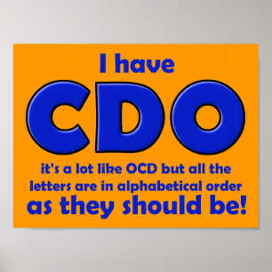 Undertecknar den roliga affischen för CDO OCD Poster