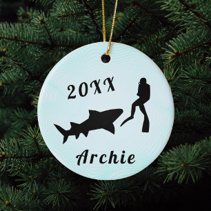 Undervattensdykning i dykare och havshaj    julgransprydnad keramik