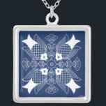 Undervattensfiskdesign med blå bakgrund silverpläterat halsband<br><div class="desc">Ett möte mellan fiskarnas sinnen visar en undervattensscen som är komplett med segelceller på blå bakgrund. En underbar gåva till en ichyolog eller någon som kärlek kan se fisk som har en simma!</div>