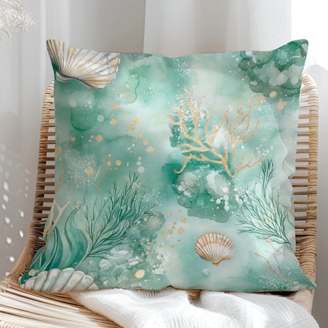 Undervattenskorg och Snäckor i skalvattensfärg Kudde (Underwater Coral & Shells in Teal Watercolor Throw Pillow in a sunny rattan armchair)