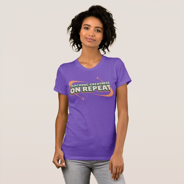 Undervisa Storhet på Repetition Utmärkt Lärare T Shirt (Hel framsida)