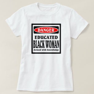 Undervisad svart kvinna. t-shirt