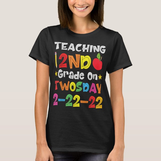 Undervisar 2:a klass på Twosday 2-22-22 T Shirt (Framsida)