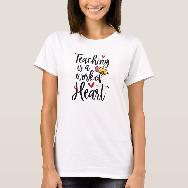 Undervisning är ett hjärtearbete t shirt (Framsida)
