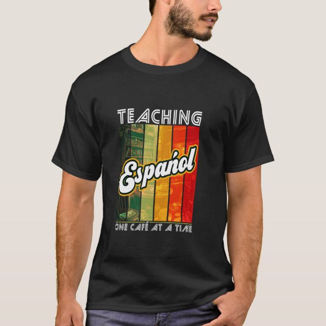 Undervisning i Español, en kafé i ett tidsspani T Shirt (Framsida)