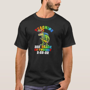 Undervisning i tredje Klass 2-22-22 T Rex Dino B Shirt
