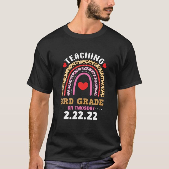 Undervisning i tredje RD Klass, 2-22-22 22 februar T Shirt (Framsida)