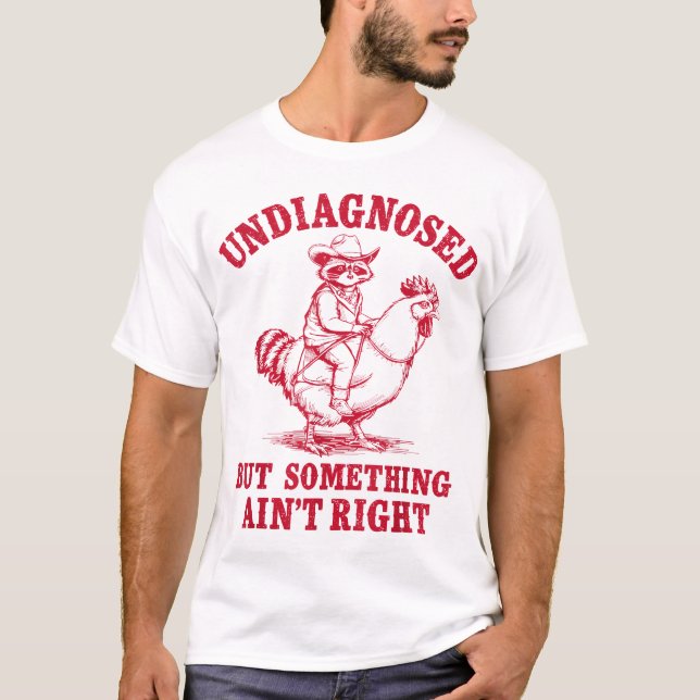 Undiagnosed But Something Ain'T Right Raccoon T Shirt (Framsida)