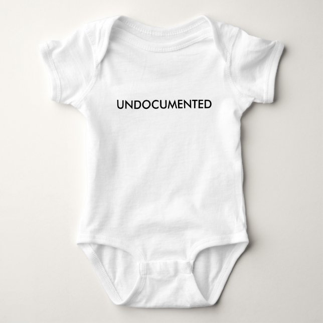 "UNDOCUMENTED" babby Tee (Framsida)