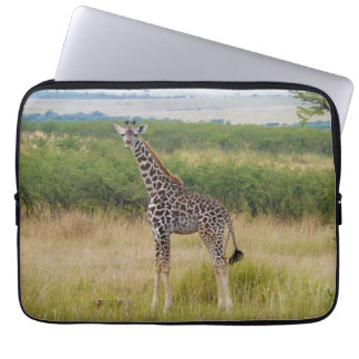 Ung afrikansk giraff i kenyansk Savannahplats Laptop Sleeve