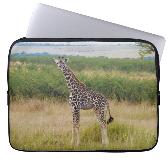 Ung afrikansk giraff i kenyansk Savannahplats Laptop Sleeve (Framsidan)