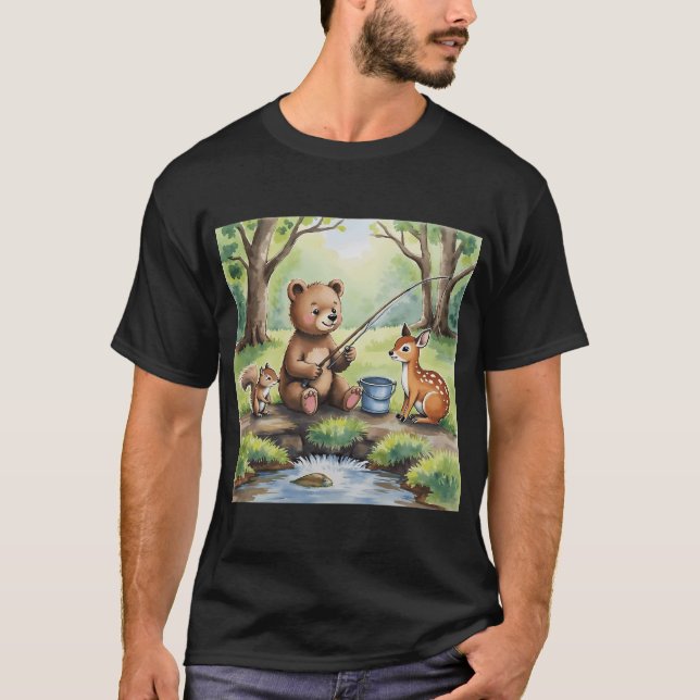 Ung björn fiskar. t shirt (Framsida)