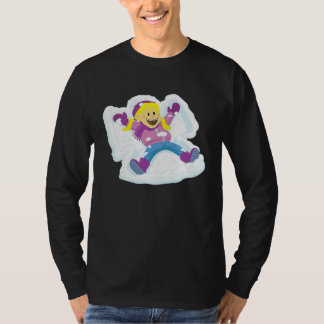 Ung flicka gör snöänglar vinter t shirt