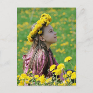 Ung flicka på sommardagen. vykort
