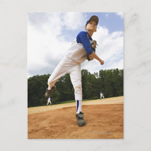 Ung kanna som kastar baseball från mounden vykort