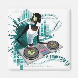 Ung kvinna Dj som använder turntablen i nattklubb Magnet