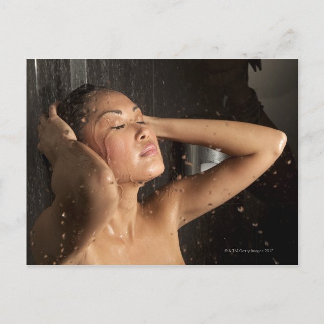 Ung kvinna i duschen vykort (Framsida)