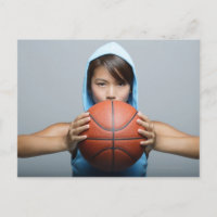 Ung kvinna med basket tittar i kamera