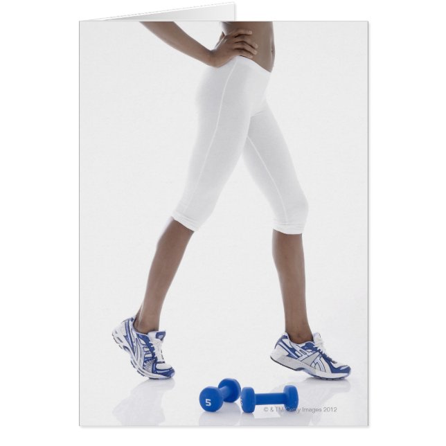 Ung kvinna med dumbom som sträcks ut (låg hälsningskort (Framsidan)