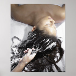 Ung kvinna som får hårbehandling poster