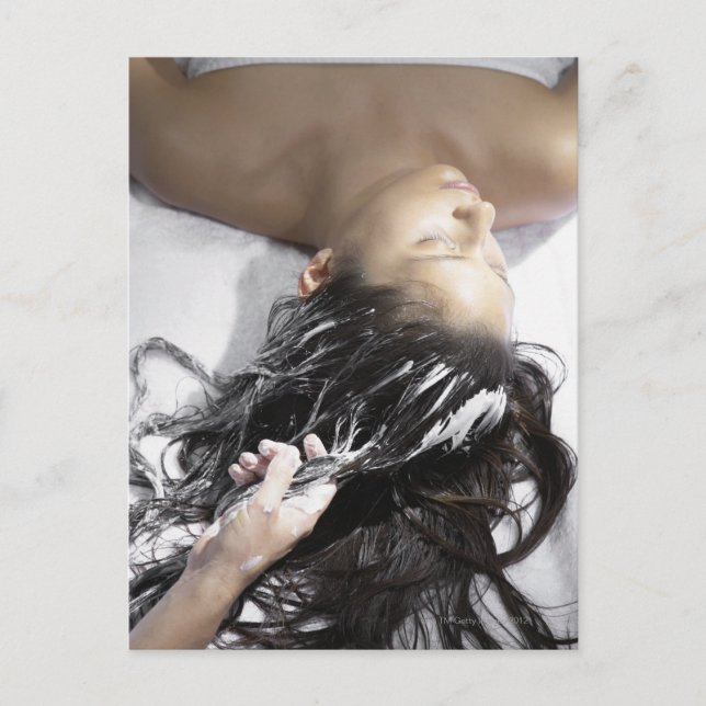 Ung kvinna som får hårbehandling vykort (Framsida)