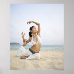 Ung kvinna som gör yoga på stranden poster