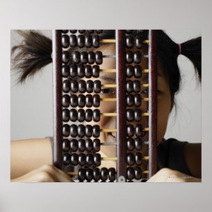 Ung kvinna som plirar till och med abacus.en poster