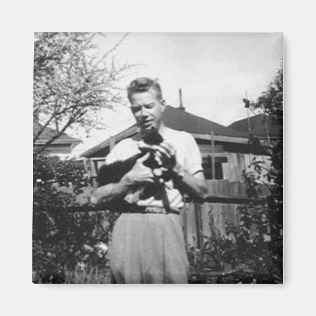 Ung man som håller katt magnet (Framsidan)