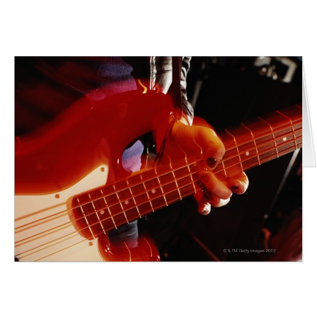 Ung man spelar basguitar, nära hand hälsningskort (Framsidan Horizontal)