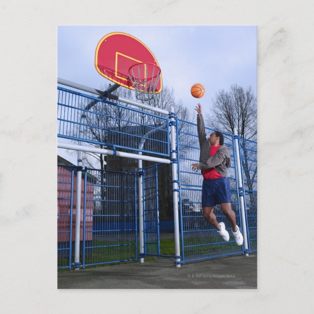 Ung man spelar basketboll utomhus vykort (Framsida)
