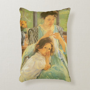 Ung mor som syr av Mary Cassatt Prydnadskudde