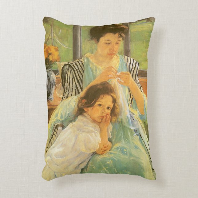 Ung mor som syr av Mary Cassatt Prydnadskudde (Framsidan(Vertikal))