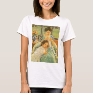 Ung mor som syr av Mary Cassatt Tee Shirt
