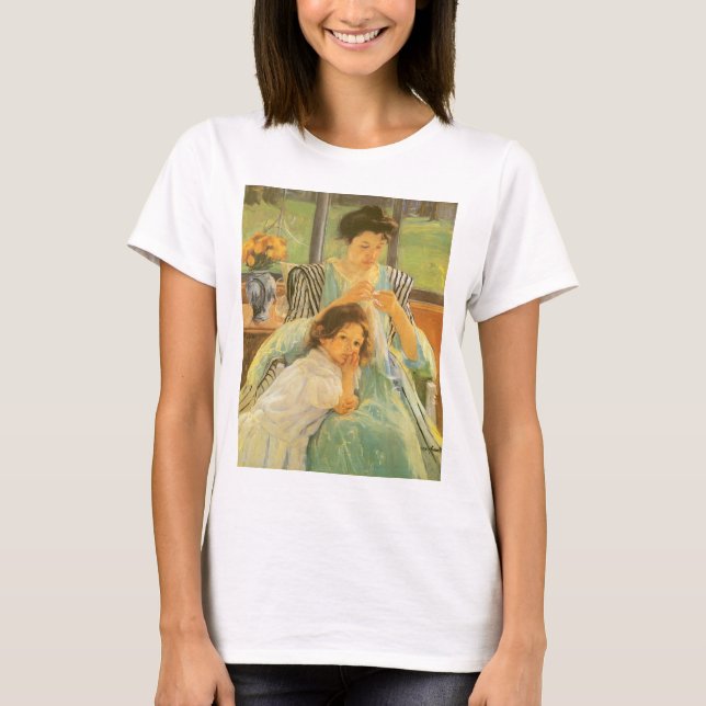 Ung mor som syr av Mary Cassatt Tee Shirt (Framsida)