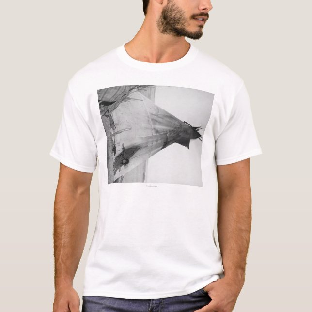 Ung Oglala indisk flicka med valpen utanför Tipi T Shirt (Framsida)