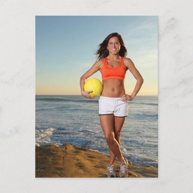 ung pass vacker kvinna som håller en volleyboll vi vykort (Framsida)