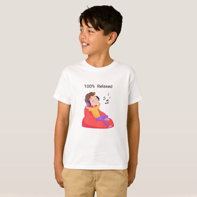 Ung pojke lyssnar på musik t shirt (Hel framsida)