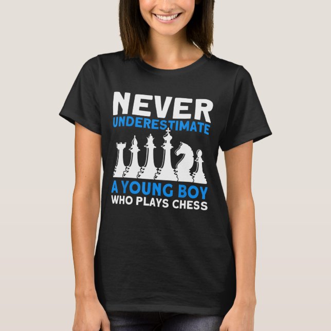 Ung pojke som spelar Chess Chess Player T Shirt (Framsida)