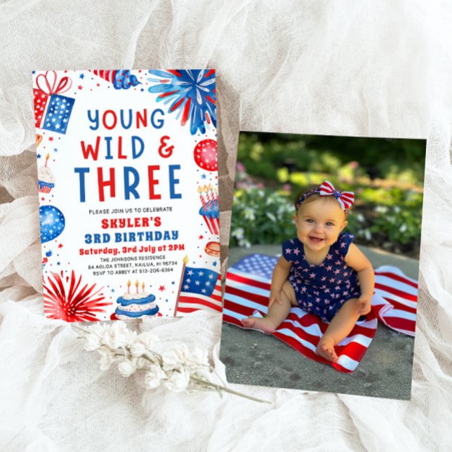 Ung Vild och 3 4 juli 3:e födelsedagen Party Inbjudningar (Watercolor Patriotic Fireworks Young Wild and Three 4th July 3rd Birthday Party Invitation)