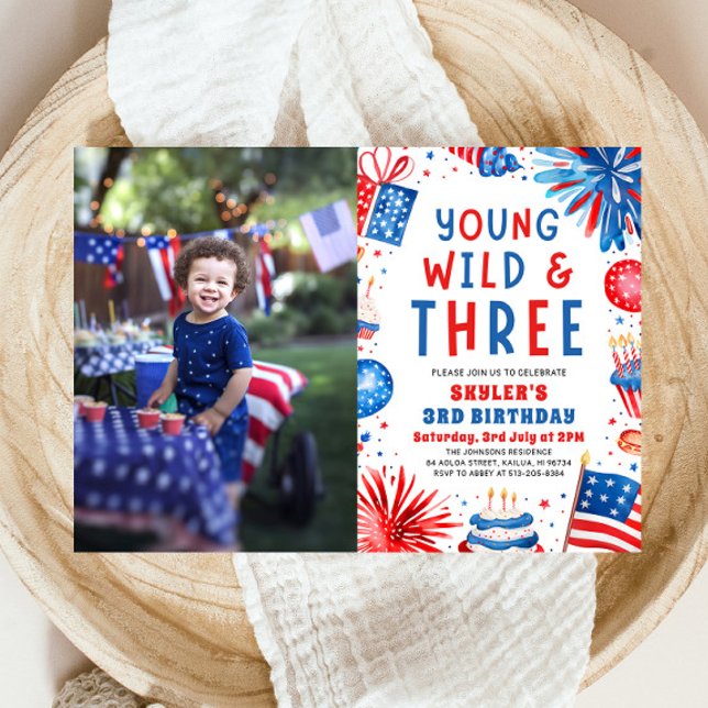 Ung Vild och 3 4 juli 3:e födelsedagen Party Inbjudningar (Watercolor Patriotic Fireworks Young Wild and Three 4th July 3rd Birthday Party Invitation)