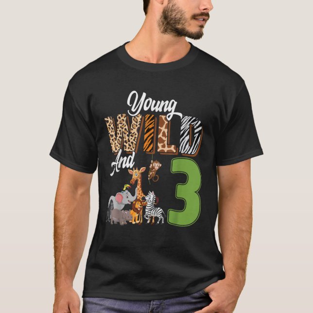 Ung Vild och 3 år gammal 3:e födelsedagstidningen  T Shirt (Framsida)
